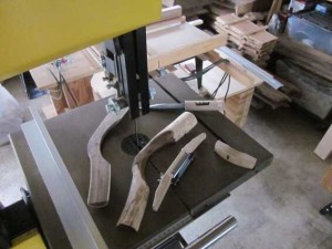 バンドソーで挽き割る
