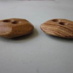 木のボタン（桑・栓）